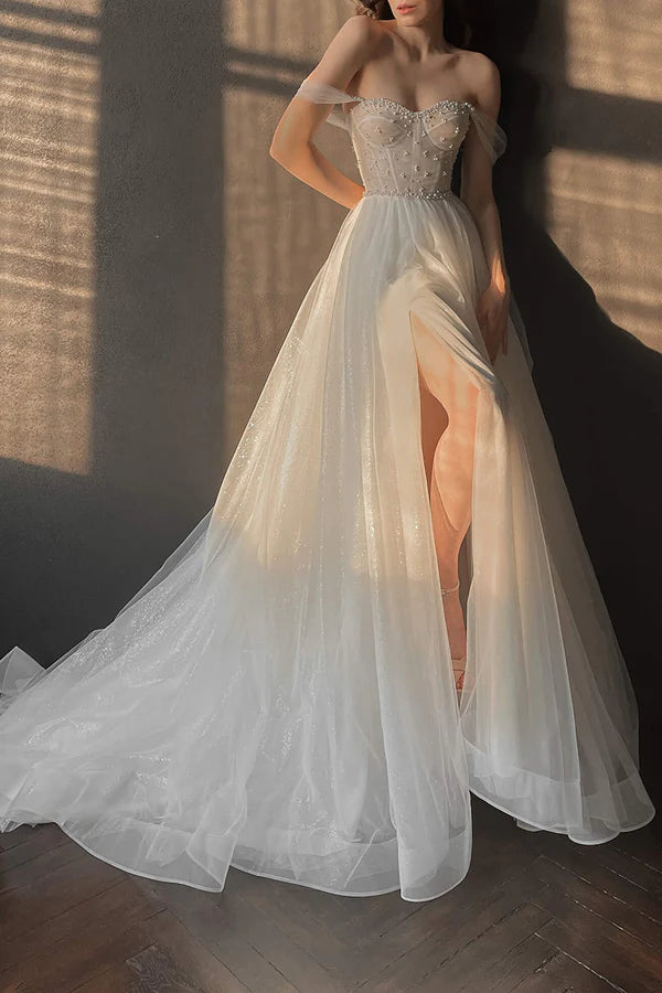 Abito da sposa a trapezio con scollo a cuore e perle in stile principessa
